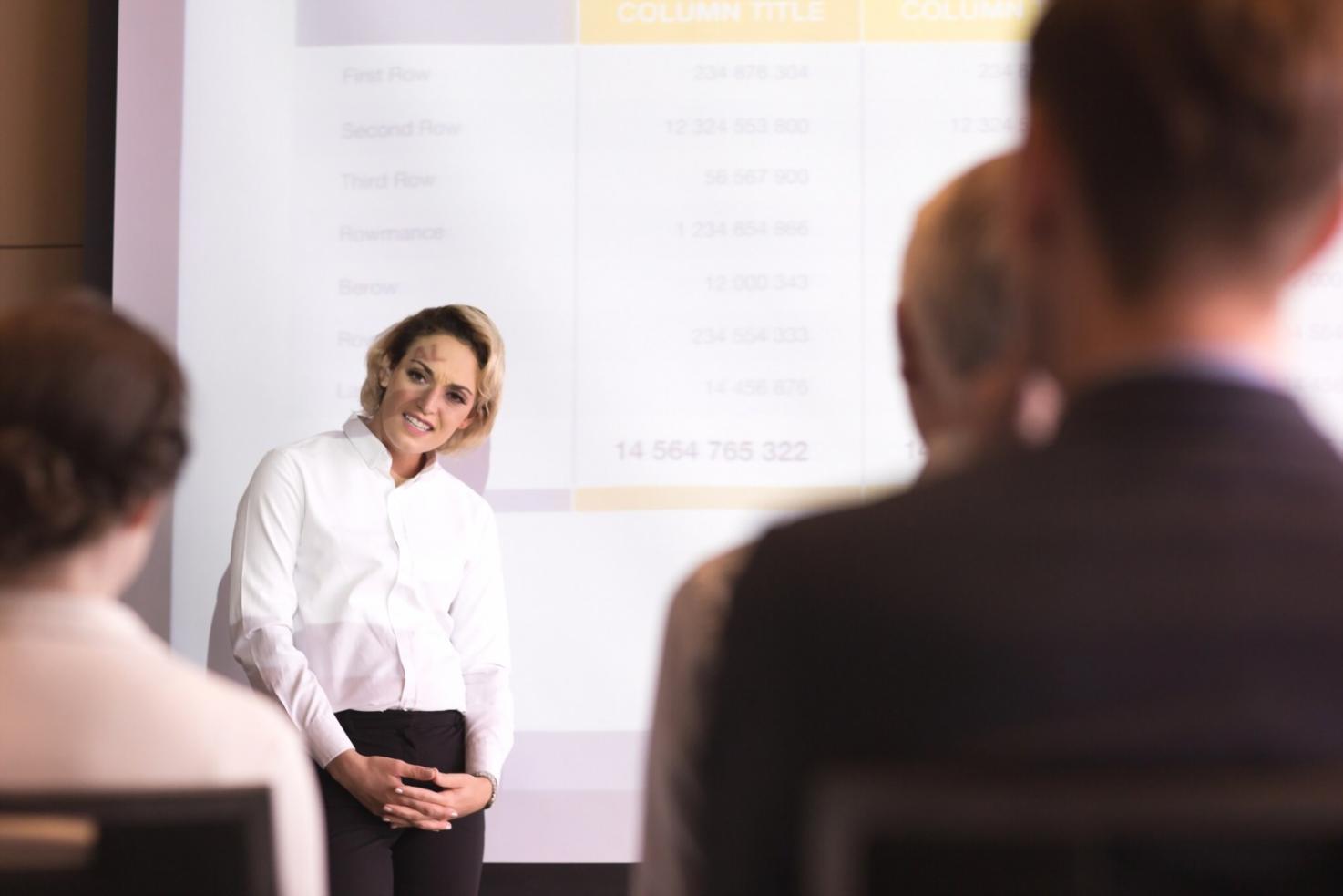 Session de formation avec formateur expert expliquant l'analyse budgétaire